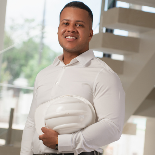 Gabriel Flores, arquiteto, com capacete de obra